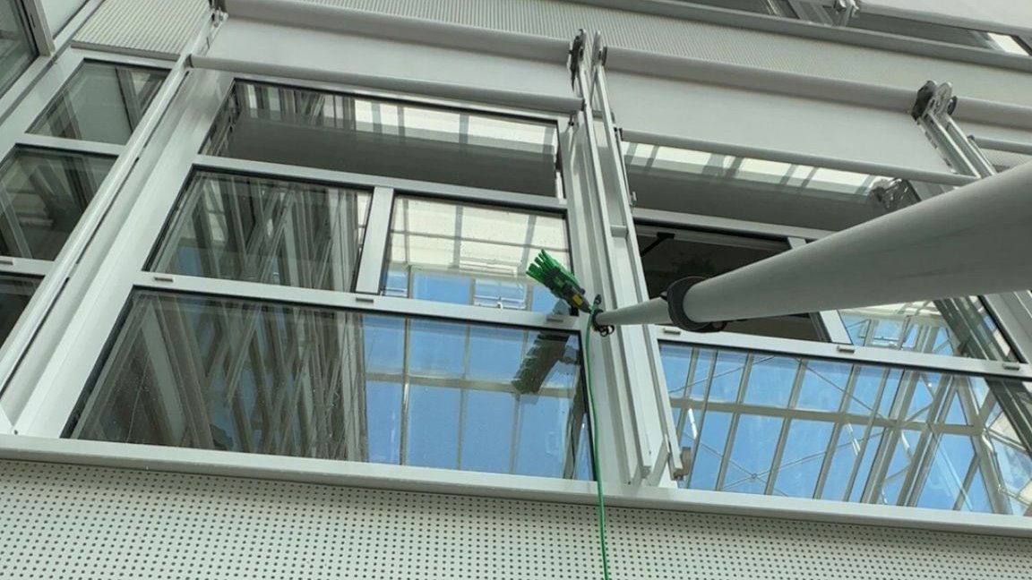 Fensterreinigung streifenfrei Reichenburg – Lakeside Facility
